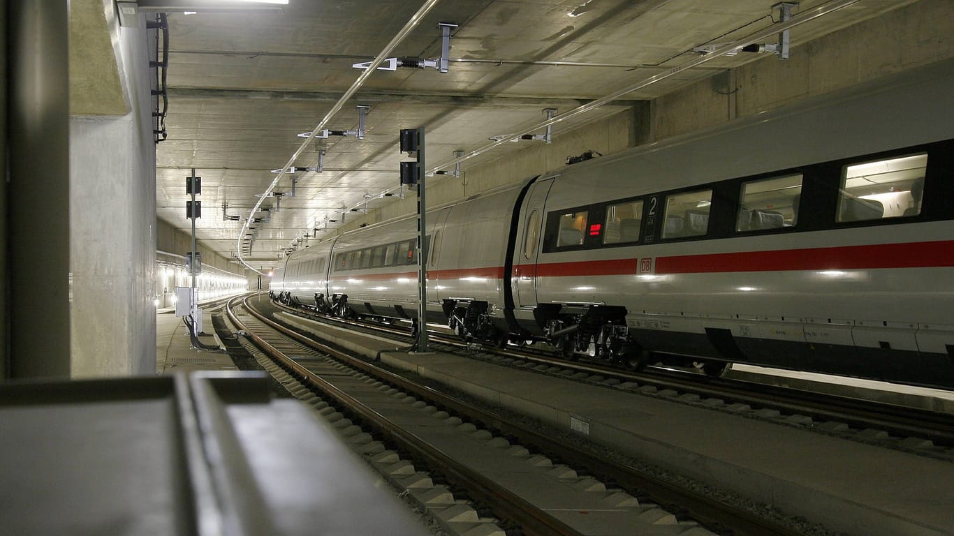ICE in einem Tunnel (Symbolbild): Mehr als drei Stunden saßen die Fahrgäste fest.