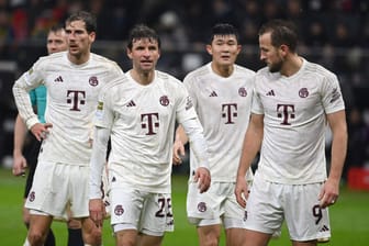 Leon Goretzka, Thomas Müller, Min-jae Kim und Harry Kane (v.l.n.r.) nach der Bayern-Niederlage in Frankfurt.