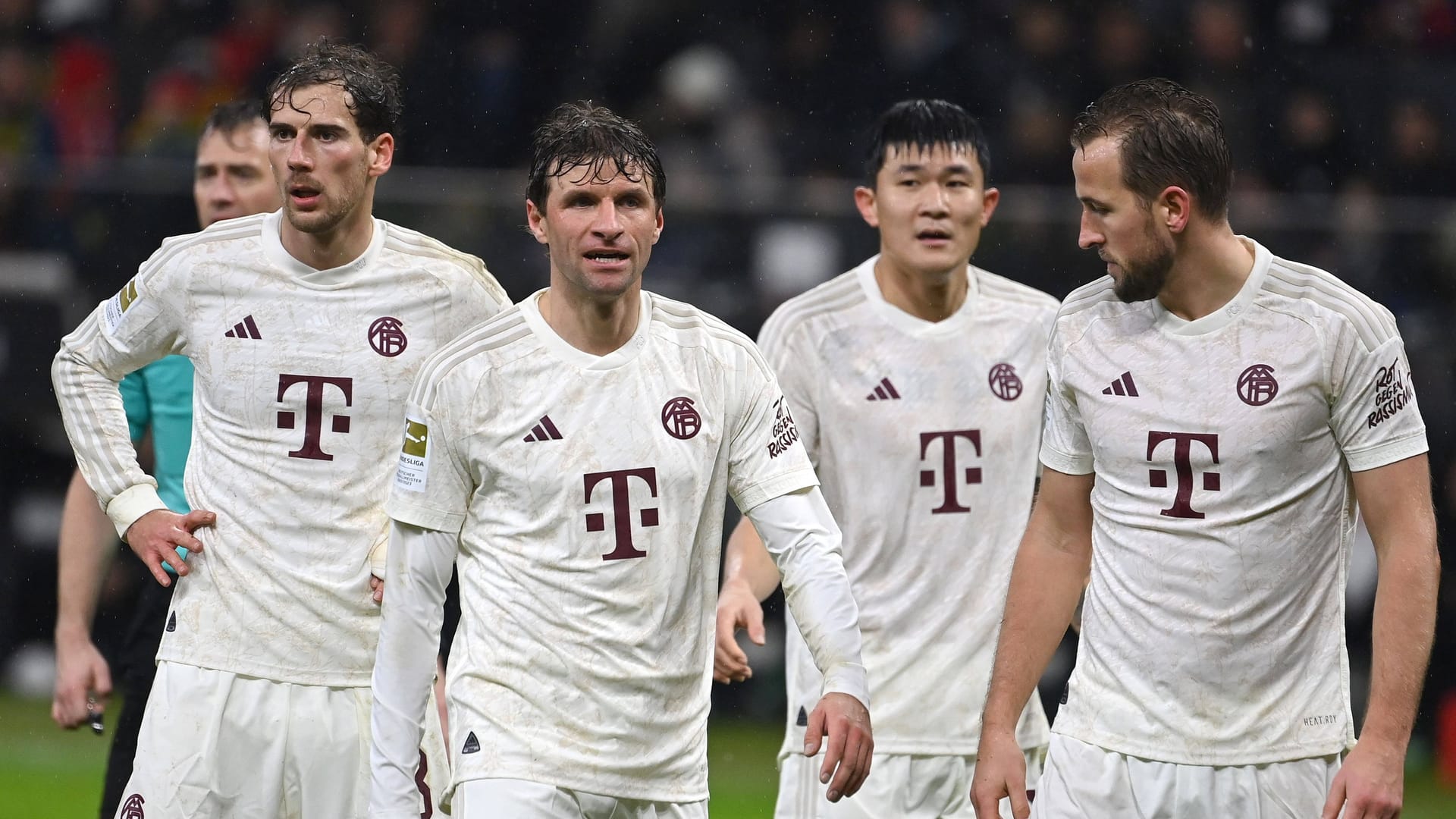 Leon Goretzka, Thomas Müller, Min-jae Kim und Harry Kane (v.l.n.r.) nach der Bayern-Niederlage in Frankfurt.