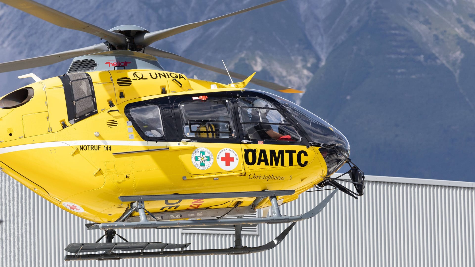 Der Rettungshubschrauber Christophorus 5 beim Start (Archivbild): Die Crew versuchte erfolglos, den Jungen wiederzubeleben. Der Rettungshubschrauber Christophorus 5 beim Start (Archivbild): Die Crew versuchte erfolglos, den Jungen wiederzubeleben.