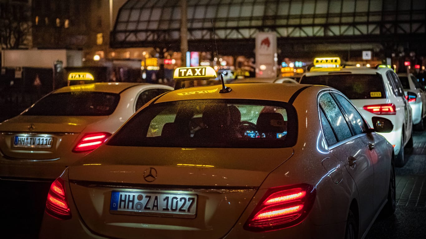 Taxis stehen bei Nacht am Hauptbahnhof Hamburg: Die Silvesternacht bedeutet für Taxifahrer Dauerstress.