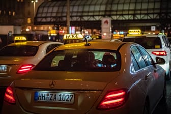 Taxis stehen bei Nacht am Hauptbahnhof Hamburg: Die Silvesternacht bedeutet für Taxifahrer Dauerstress.