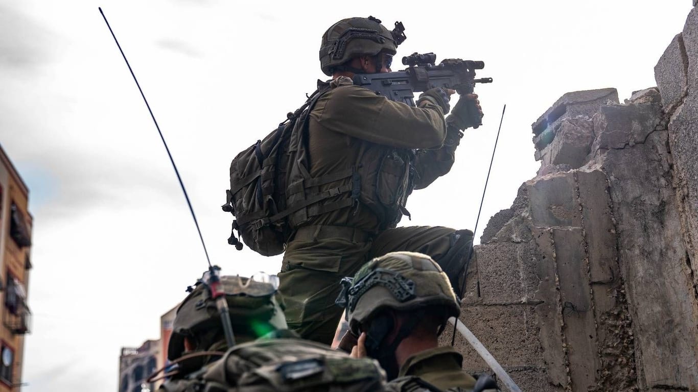 Israelische Soldaten im Gazastreifen: Bei einem Zwischenfall sollen sieben IDF-Soldaten getötet worden sein. Israelische Soldaten im Gazastreifen: Bei einem Zwischenfall sollen sieben IDF-Soldaten getötet worden sein.