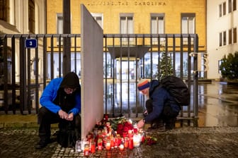 Passanten stellen Kerzen am Ort des Amoklaufs in Prag auf: Über das Motiv des mutmaßlichen Täters ist noch nicht viel bekannt.