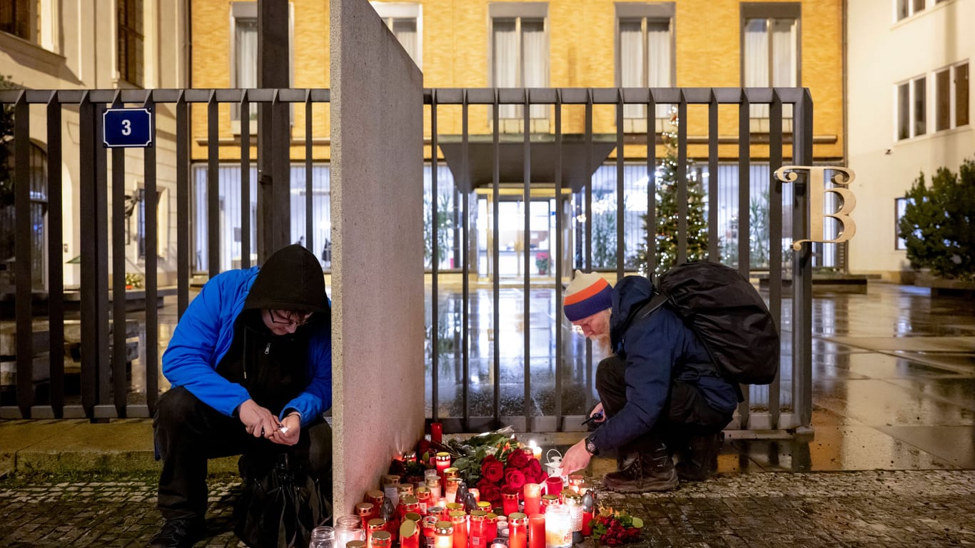 Passanten stellen Kerzen am Ort des Amoklaufs in Prag auf: Über das Motiv des mutmaßlichen Täters ist noch nicht viel bekannt.