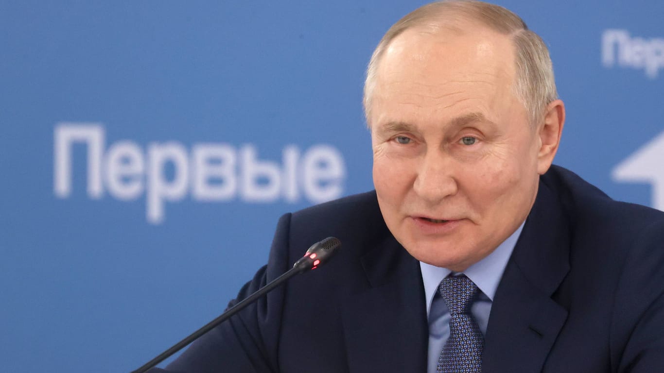 Russlands Präsident Wladimir Putin: Auch vielfache Mörder werden begnadigt, wenn sie an die Front ziehen. Russlands Präsident Wladimir Putin: Auch vielfache Mörder werden begnadigt, wenn sie an die Front ziehen.