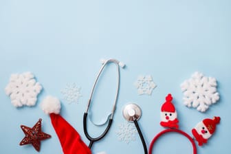 Weihnachtliche Dekoration, dazwischen ein Stethoskop