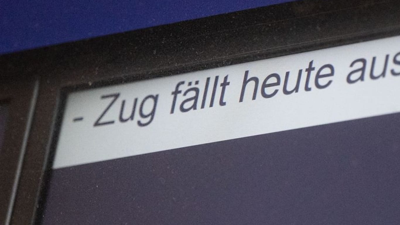 Eine Anzeige weist auf einen Zugausfall hin (Symbolbild): Am Donnerstag kommt es in NRW zu vielen Zugausfällen.