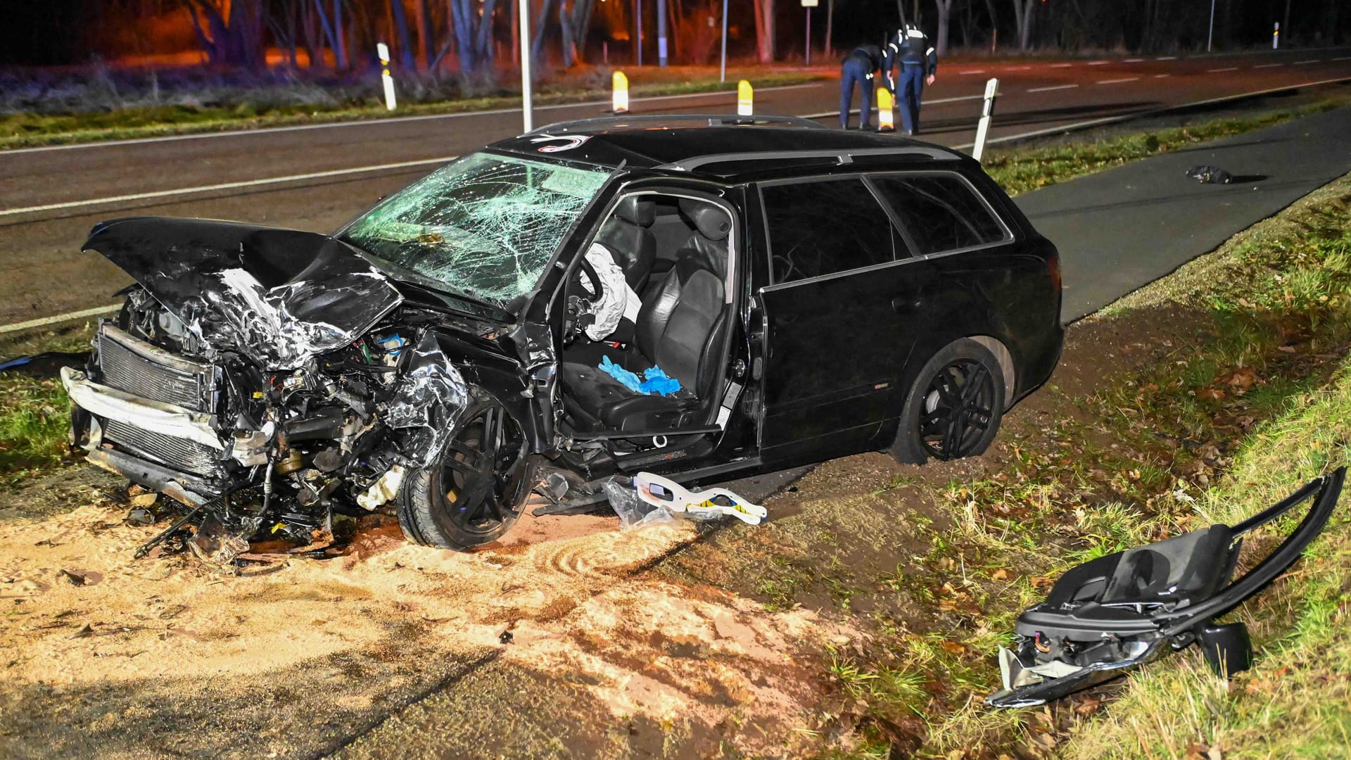 Der Wagen des Unfallfahrers wurde erheblich beschädigt. Der 35-Jährige, der den Wagen steuerte, wurde schwer verletzt in eine Klinik gebracht. Der Wagen des Unfallfahrers wurde erheblich beschädigt. Der 35-Jährige, der den Wagen steuerte, wurde schwer verletzt in eine Klinik gebracht.