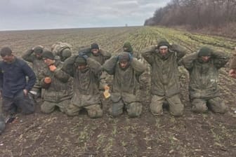 Russische Soldaten ergeben sich an einem unbekannten Ort in der Ukraine.