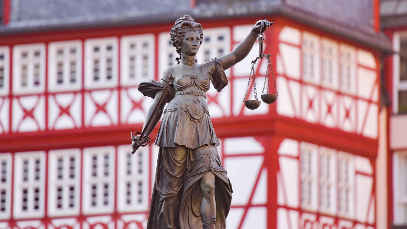 Justitia auf dem Römerberg (Symbolfoto): In Frankfurt wurde ein deutliches Urteil gefällt.