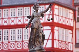 Justitia auf dem Römerberg (Symbolfoto): In Frankfurt wurde ein deutliches Urteil gefällt.