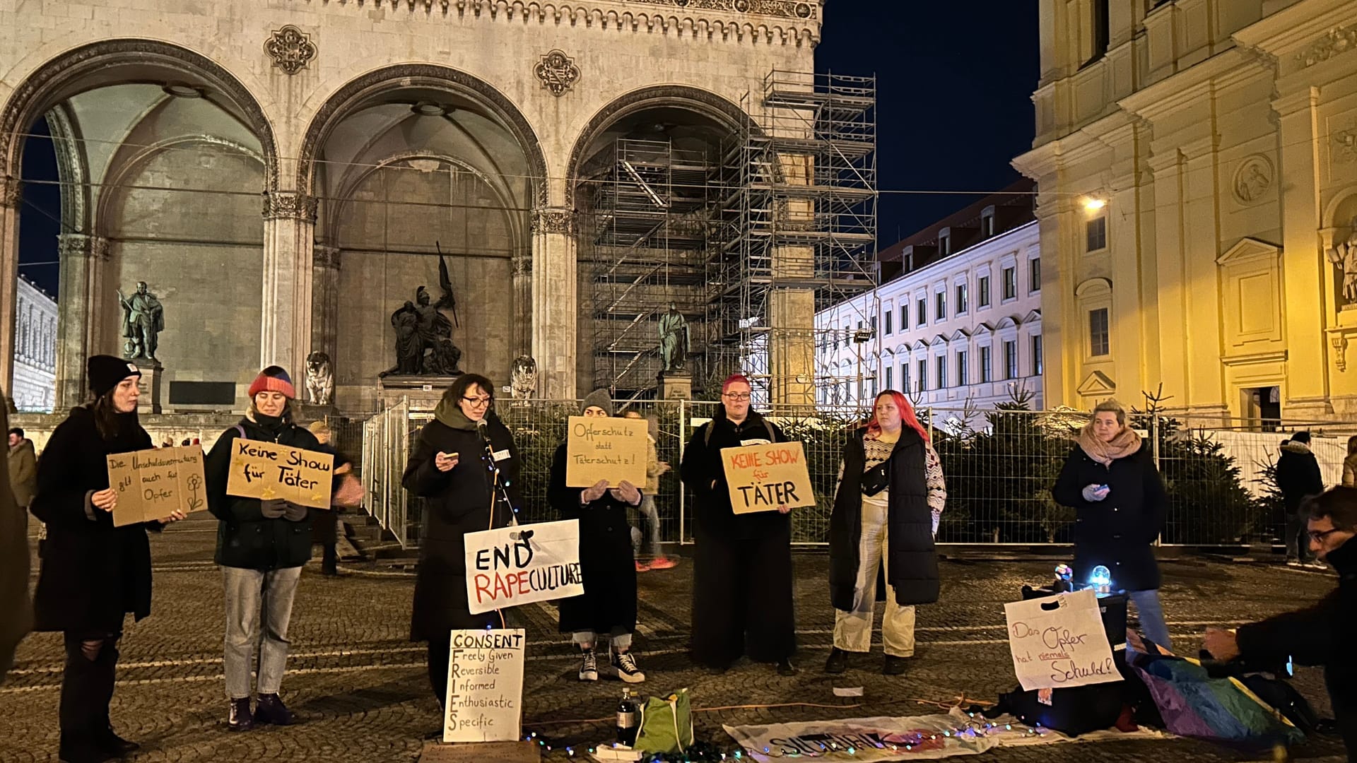 Etwa 50 Passanten blieben am Odeonsplatz stehen, um die Reden der Feministinnen anzuhören.