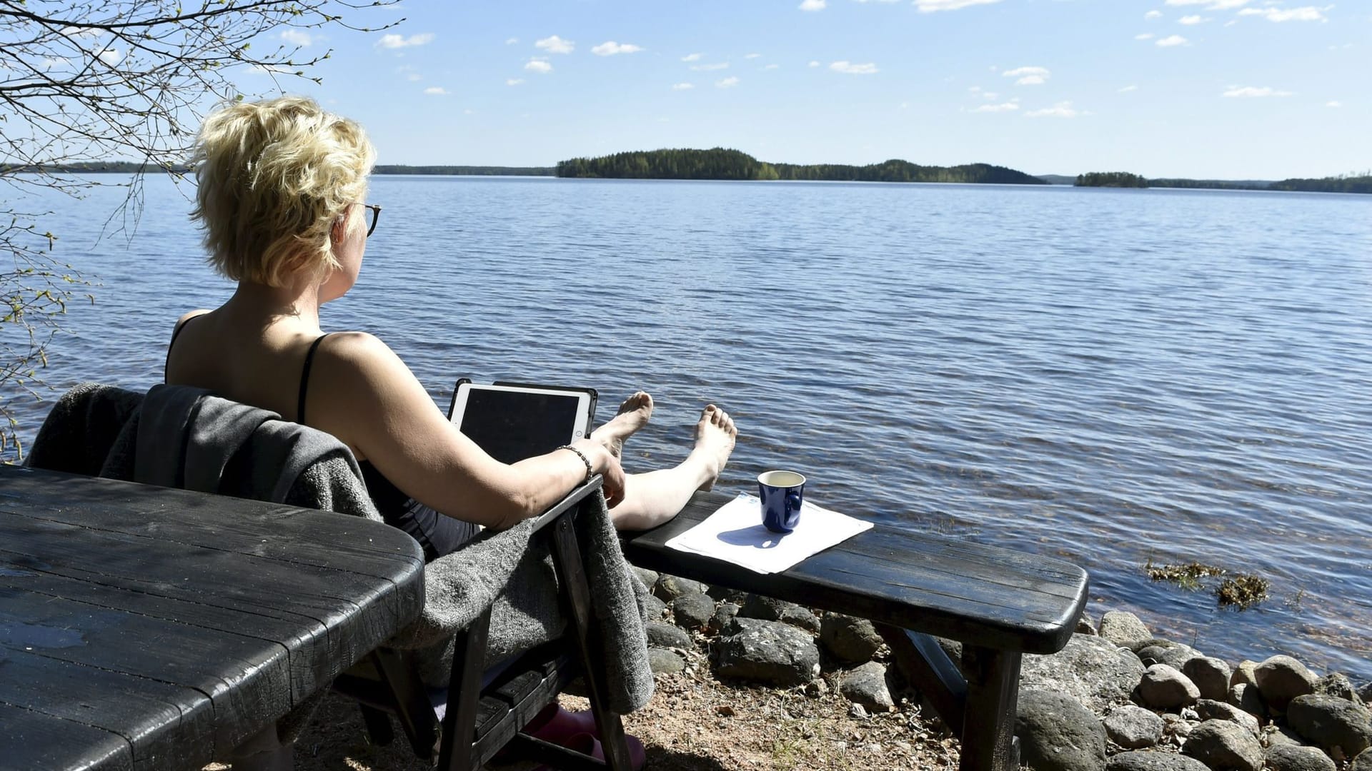 Mit dem Laptop am See