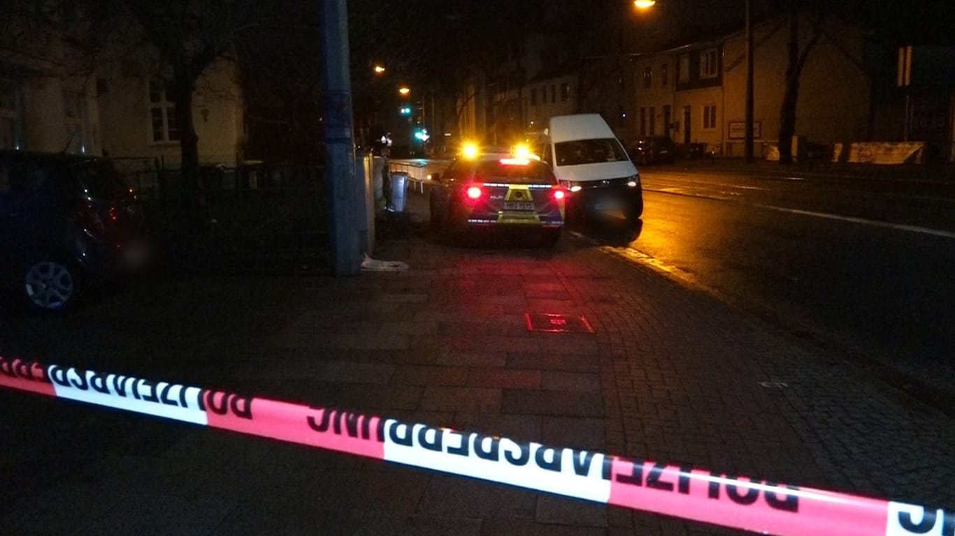 Mit Flatterband der Polizei ist der Tatort weiträumig abgesperrt: Ein 24-Jähriger soll in Bremen seine ein Jahr jüngere Schwester getötet haben.