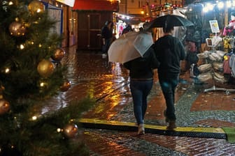 Weihnachtsmarkt im Regen (Symbolbild): Auch dieses Jahr sind weiße Weihnachten eher unwahrscheinlich.