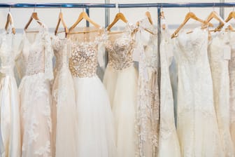 Brautkleider hängen an einer Stange: Der Brautmodenladen "Soulmaid Bridal Couture" in Dresden muss schließen.