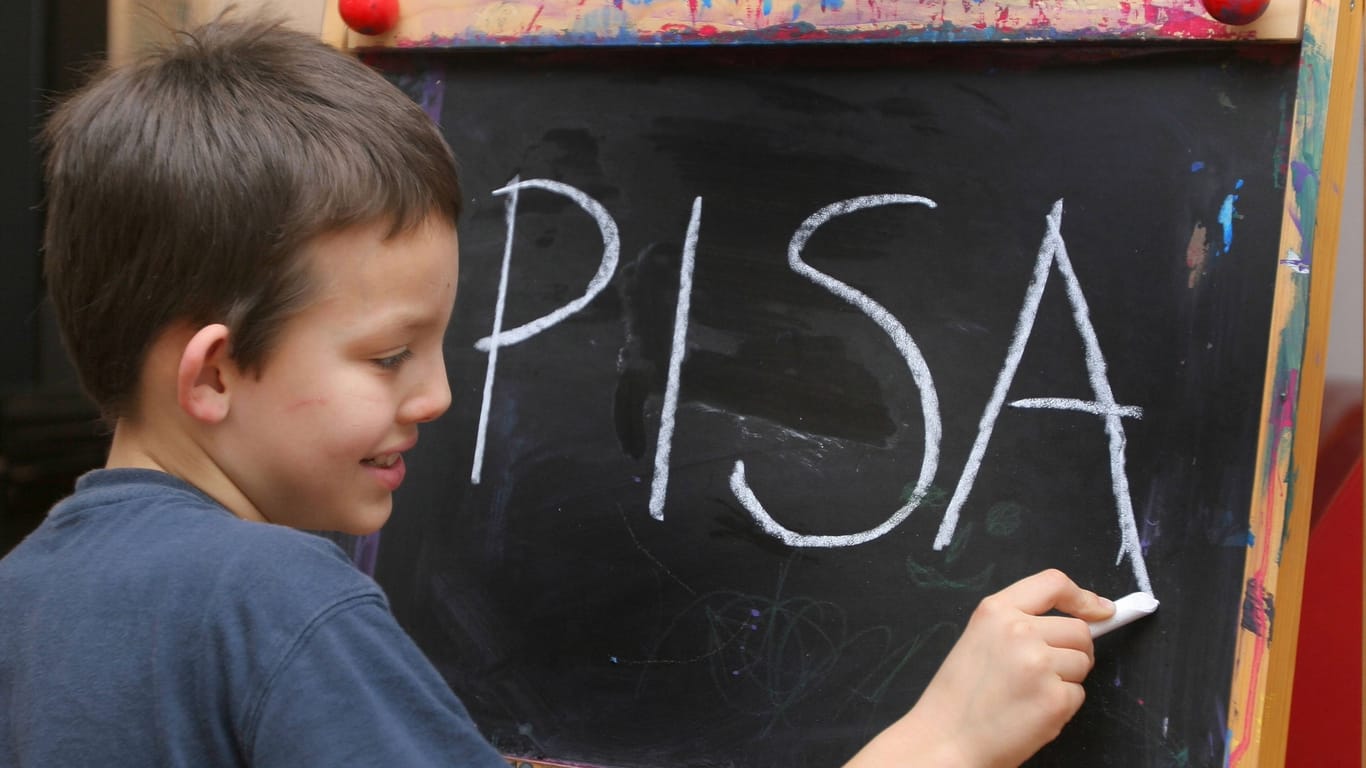 Ein Schulkind schreibt "PISA" auf eine Tafel (Symbolbild): Schüler schneiden in der Studie so schlecht ab wie nie zuvor.