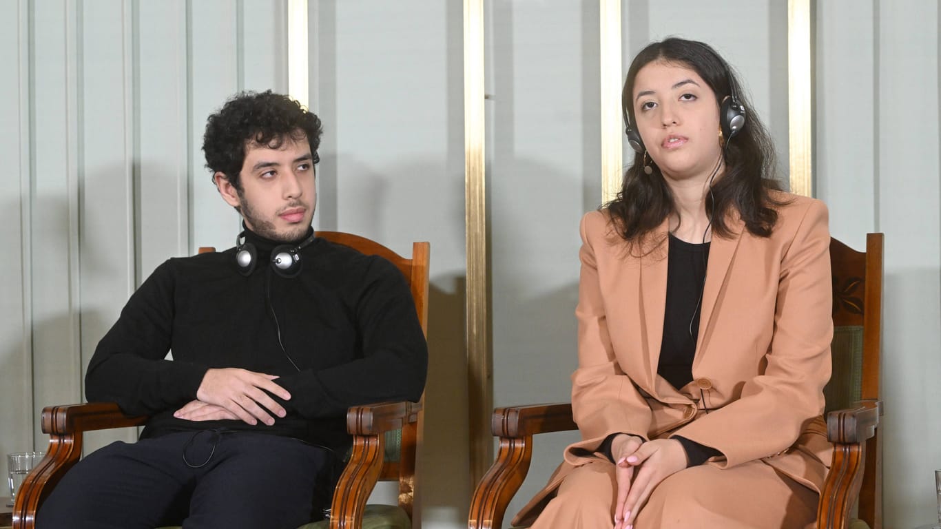 Ali Rahmani and Kiana Rahmani: Die beiden Kinder von Mohammadi nehmen in Oslo den Friedensnobelpreis entgegen.