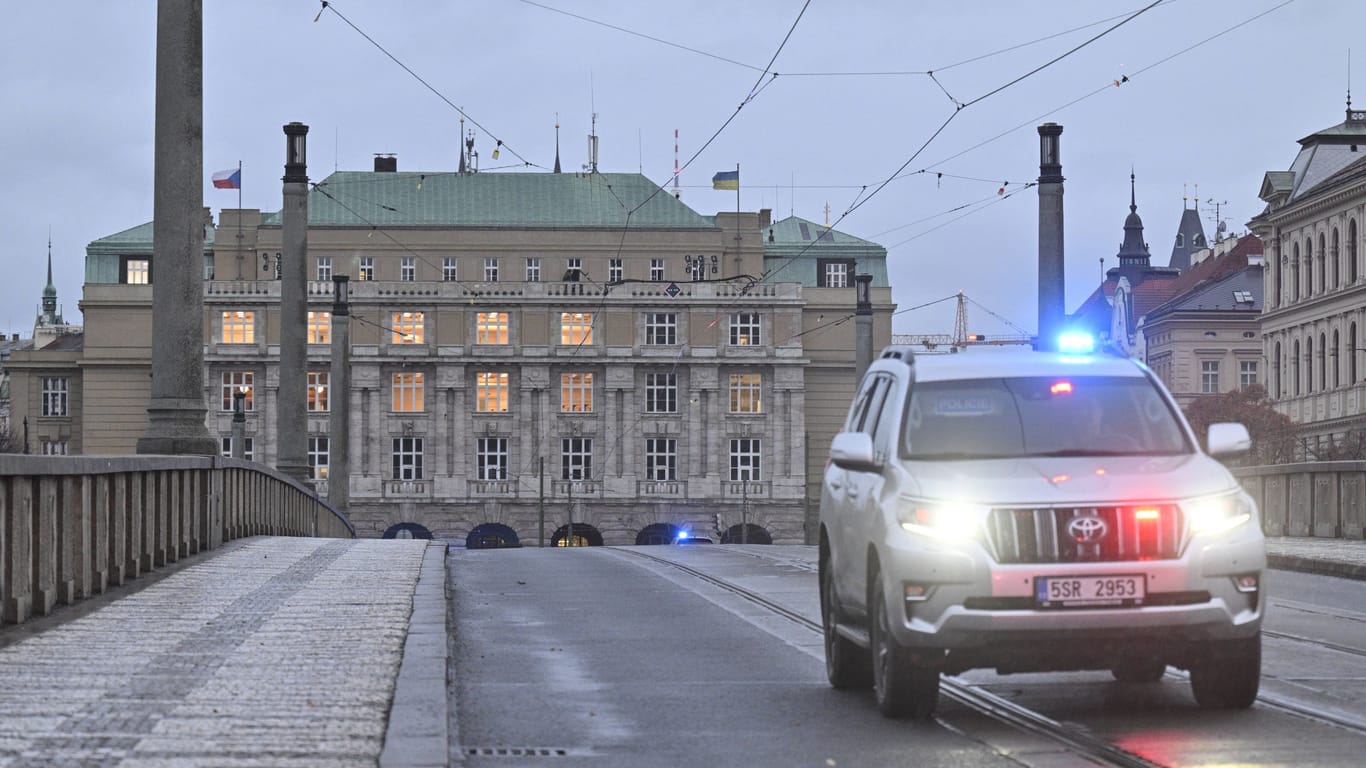 Ein Polizeiwagen vor der Philosophischen Fakultät der Prager Universität: Am Donnerstag erschoss ein Amokläufer 14 Menschen und verletzte Duzende weitere.
