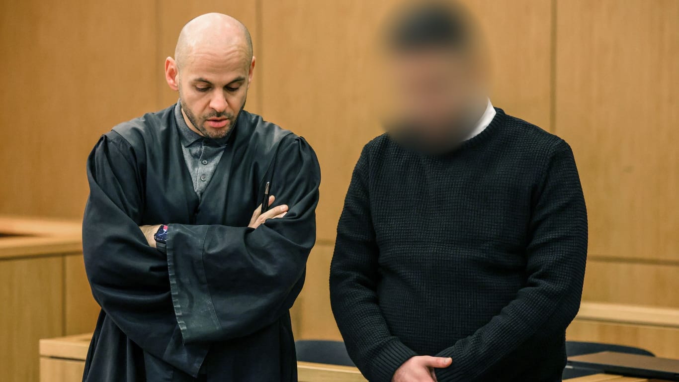Aachen: Einer der Angeklagten (r) steht neben seinem Anwalt im Gerichtssaal.