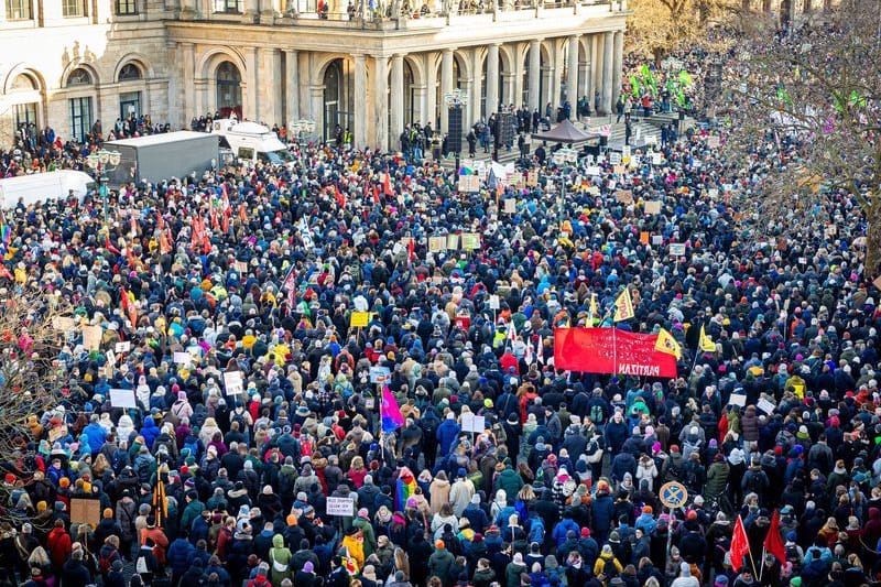 Zahlreiche Menschen nahmen an einer Demonstration gegen Rechtsextremismus auf dem Opernplatz teil.