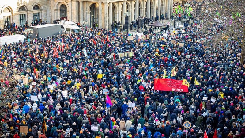 Zahlreiche Menschen nahmen an einer Demonstration gegen Rechtsextremismus auf dem Opernplatz teil.