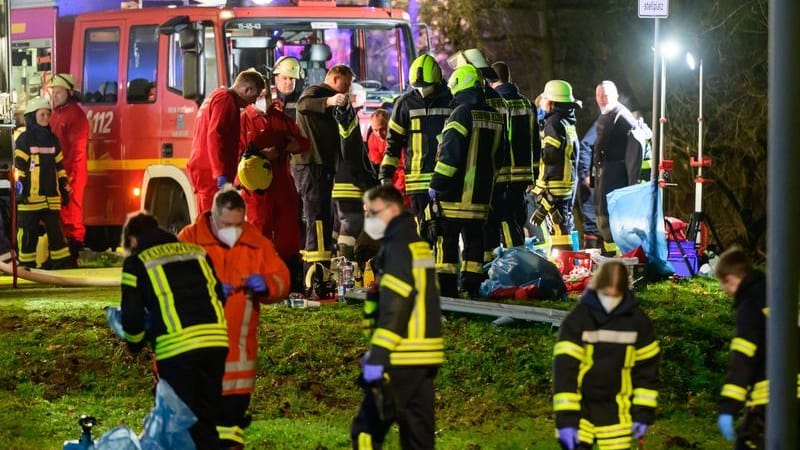 Einsatzkräfte arbeiten beim Brand im Krankenhaus: Der Brand war am späten Donnerstagabend im dritten Stock der Klinik ausgebrochen. Einsatzkräfte arbeiten beim Brand im Krankenhaus: Der Brand war am späten Donnerstagabend im dritten Stock der Klinik ausgebrochen.