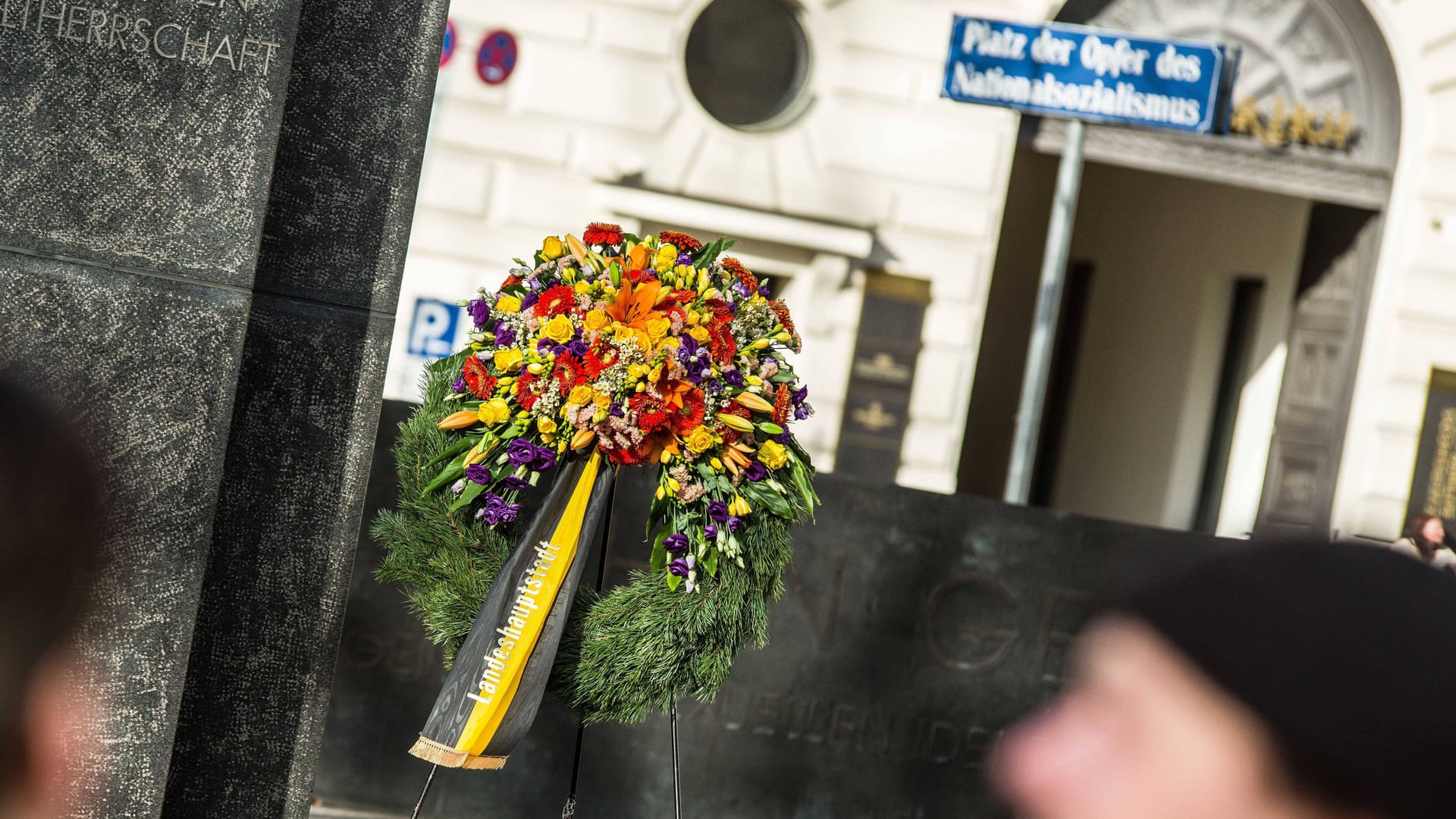 Wie schon in der Vergangenheit plant die Stadt wieder einen Kranz am Platz der Opfer des Nationalsozialismus niederzulegen.