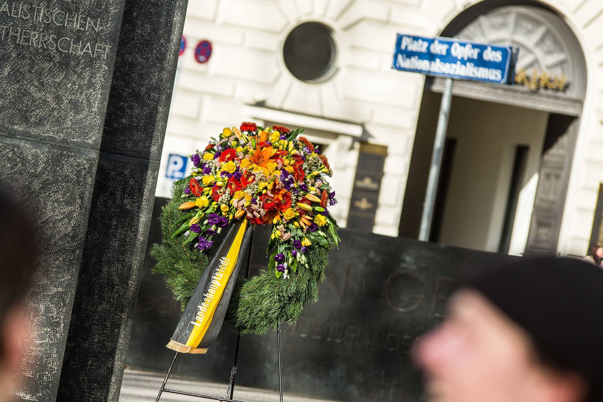 Wie schon in der Vergangenheit plant die Stadt wieder einen Kranz am Platz der Opfer des Nationalsozialismus niederzulegen.