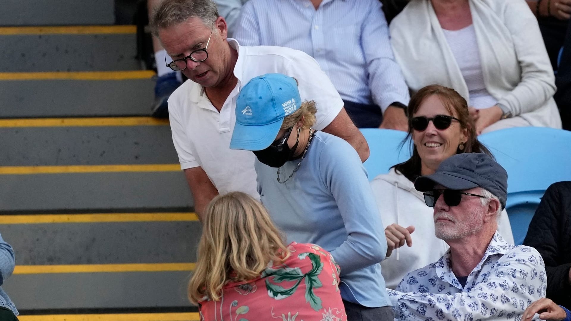 Ein Mann und eine Frau zerren die Störerin aus der Arena.