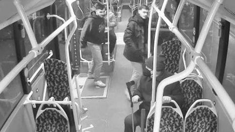 Berlin: Diese beiden Männer sollen einen Mann ausgeraubt und verletzt haben.