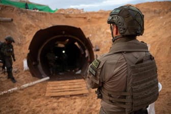 Ein israelischer Soldat steht vor einem Hamas-Tunnel (Archivbild):