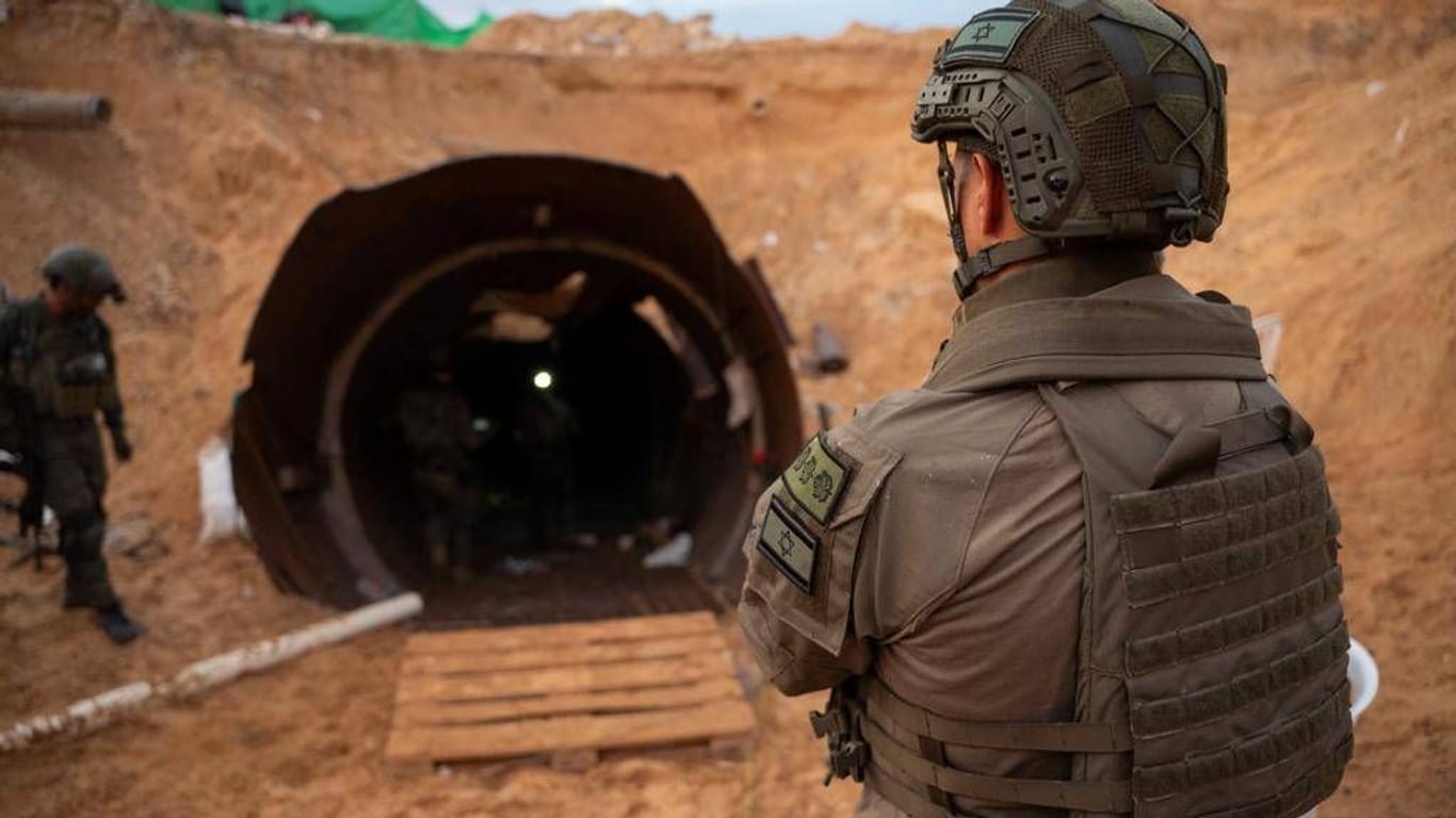 Ein israelischer Soldat steht vor einem Hamas-Tunnel (Archivbild):