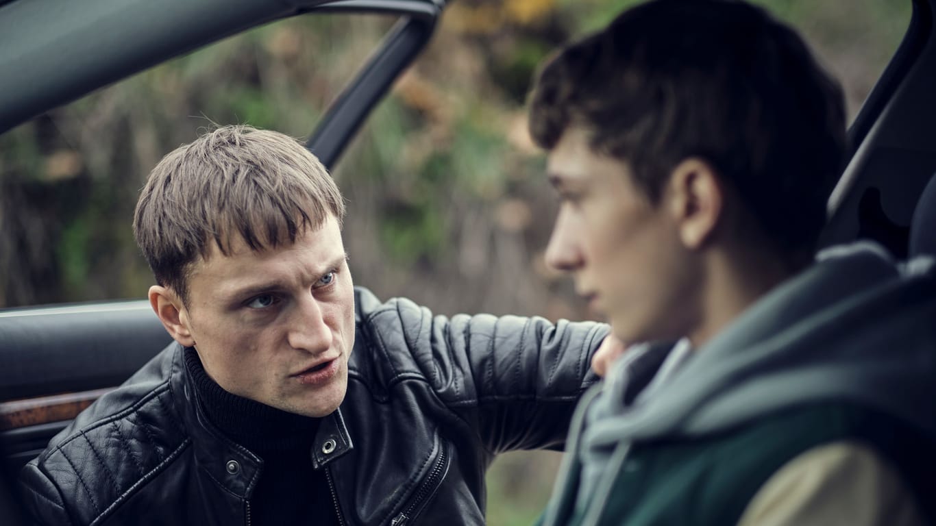 Mikel (Oleg Tikhomirov) redet Klartext mit seinem Cousin David (Louis Guillaume).