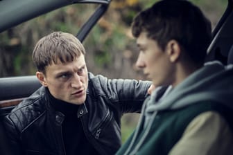 Mikel (Oleg Tikhomirov) redet Klartext mit seinem Cousin David (Louis Guillaume).