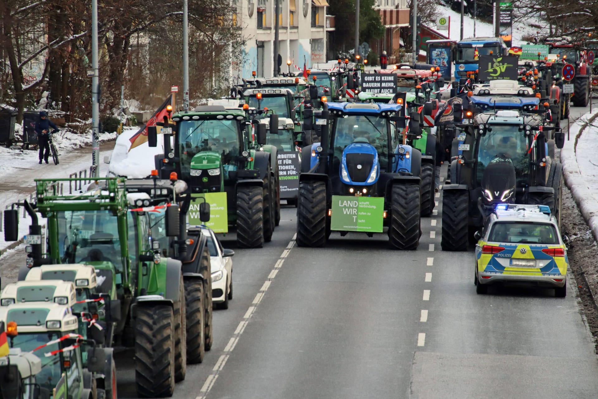 Eine Trecker-Kolonne zwischen Landungsbrücken und Fischmarkt: Am Montag sollen fünf Aufzüge durch das Stadtgebiet rollen.