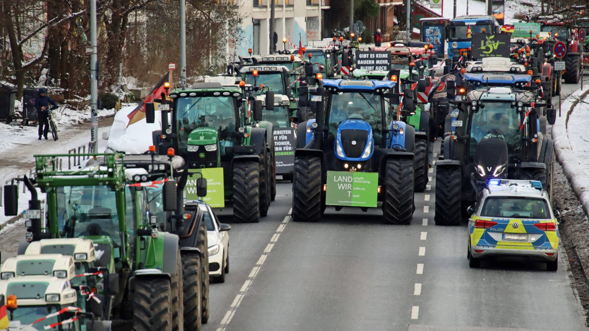 Eine Trecker-Kolonne zwischen Landungsbrücken und Fischmarkt: Am Montag sollen fünf Aufzüge durch das Stadtgebiet rollen.