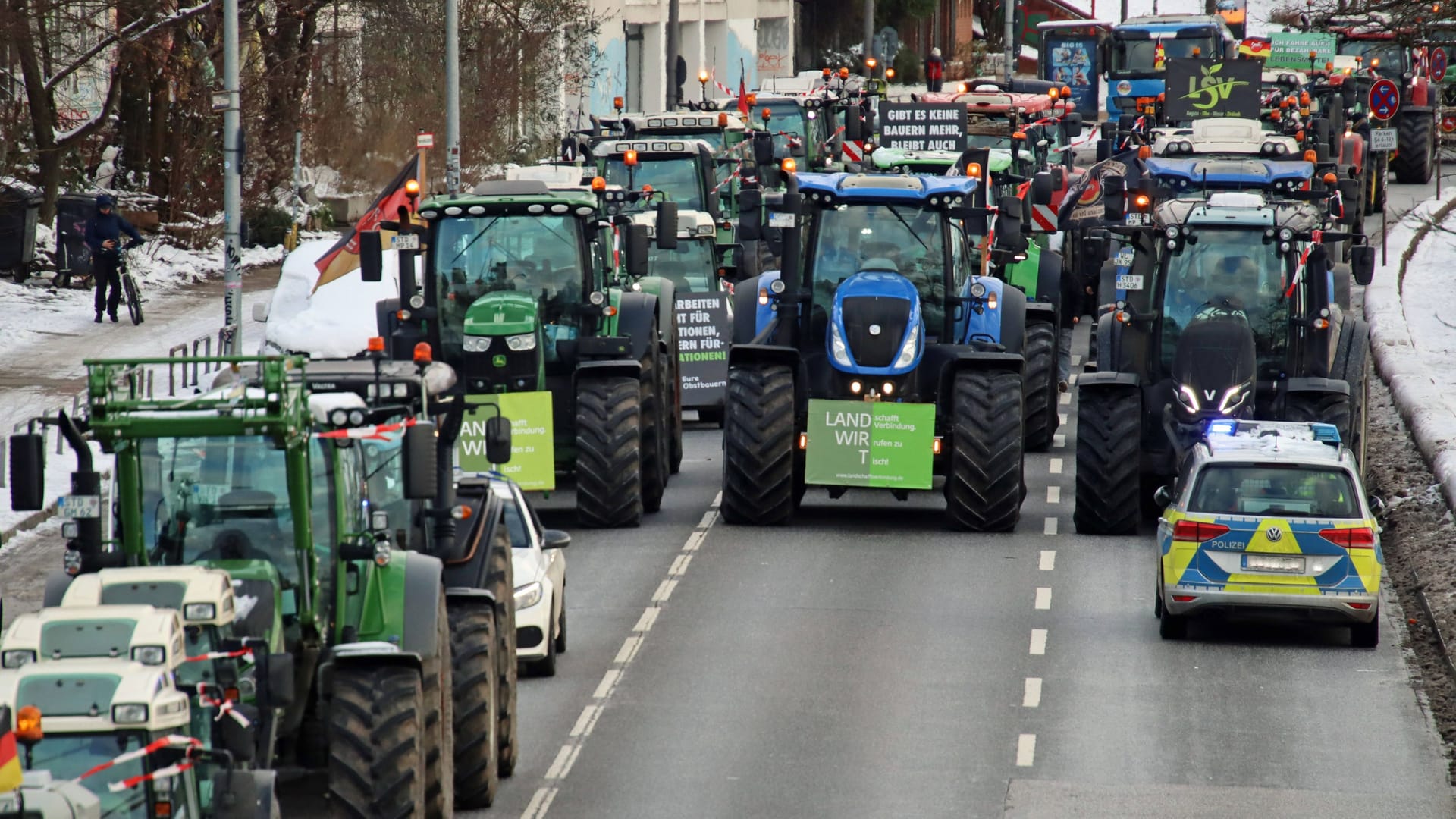 Eine Trecker-Kolonne zwischen Landungsbrücken und Fischmarkt: Am Montag sollen fünf Aufzüge durch das Stadtgebiet rollen.