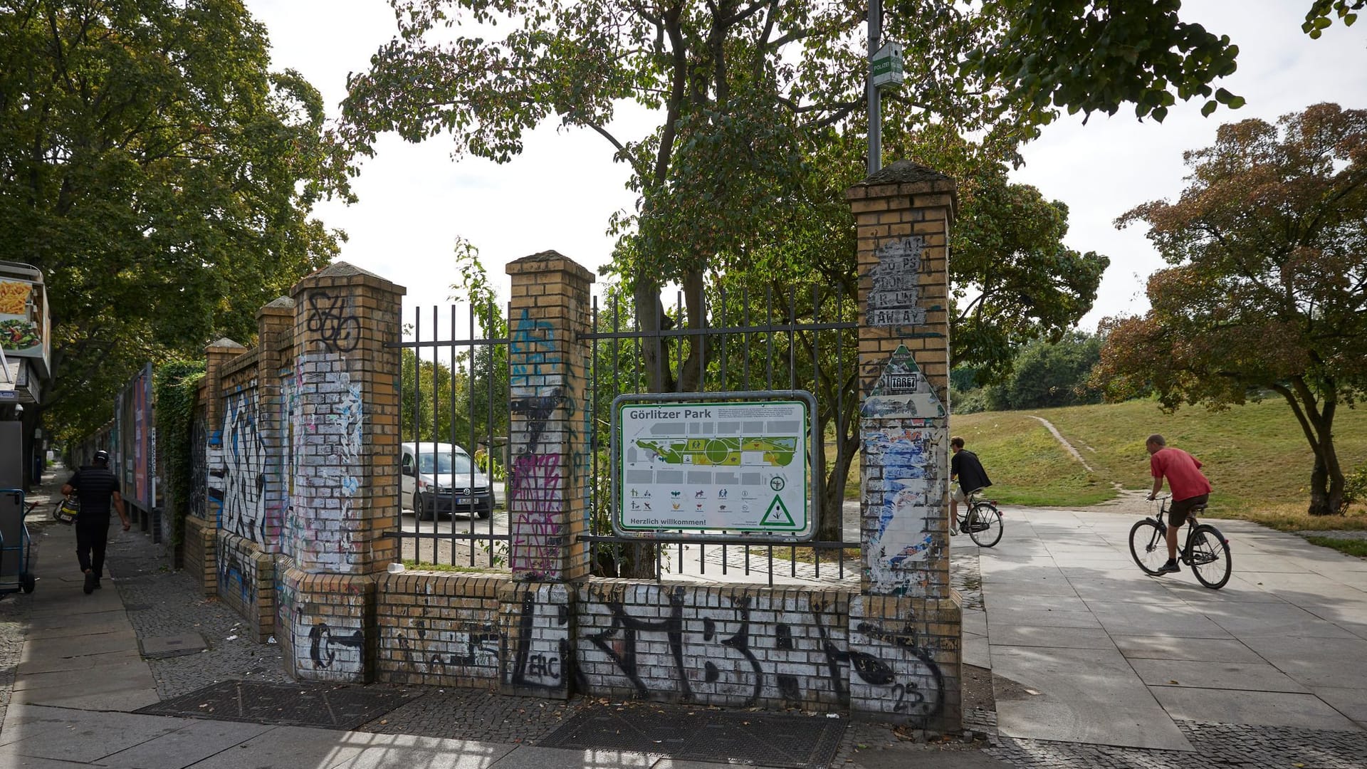 Berlin: Blick auf einen Teil der Mauer des Görlitzer Parks. Hier soll es im Juni 2023 zu einer Gruppenvergewaltigung gekommen sein.