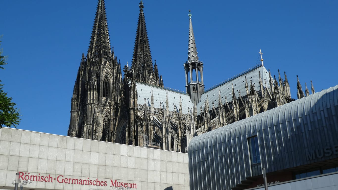 Das RGM vor dem Kölner Dom (Archivfoto): Die Sanierung wird immer teurer.