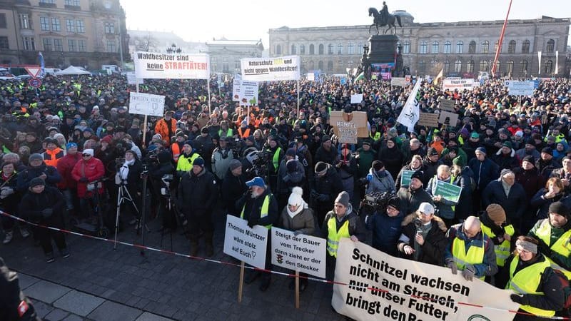 Teilnehmer einer Kundgebung des Bauernverbands auf dem Theaterplatz in Dresden