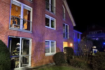 Die Feuerwehr im Einsatz an einem Haus in Wedel: Für eine Person kam jede Hilfe zu spät.