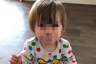 Ein Foto des Zweijährigen: "Schöner, kleiner Junge, hätte so viel besseres vom Leben verdient", schrieb seine große Schwester bei Facebook.
