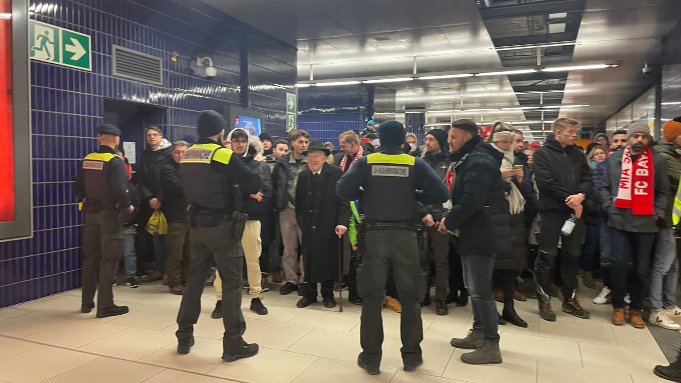 Sicherheitsleute hielten gegen 14.30 Uhr Passanten vor der überfüllten U-Bahn am Marienplatz zurück.