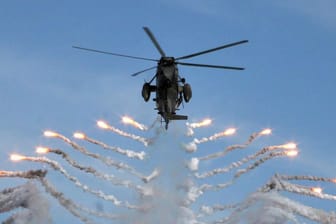 Eine Sea King wirft Täuschkörper ab: Deutschland schickt der Ukraine 50 Jahre alte Hubschrauber.