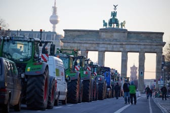08.01.2024, Berlin: Zahlreiche Traktoren stehen bei einem Bauernprotest auf der Straße des 17. Juni vor dem Brandenburger Tor. Als Reaktion auf die Sparpläne der Bundesregierung hat der Bauernverband zu einer Aktionswoche mit Kundgebungen und Sternfahrten ab dem 8. Januar aufgerufen.