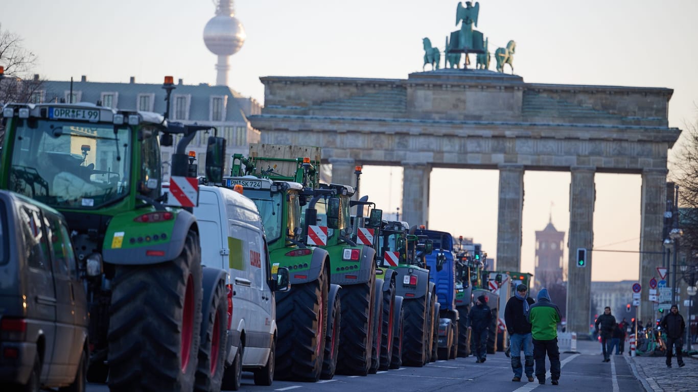 08.01.2024, Berlin: Zahlreiche Traktoren stehen bei einem Bauernprotest auf der Straße des 17. Juni vor dem Brandenburger Tor. Als Reaktion auf die Sparpläne der Bundesregierung hat der Bauernverband zu einer Aktionswoche mit Kundgebungen und Sternfahrten ab dem 8. Januar aufgerufen.