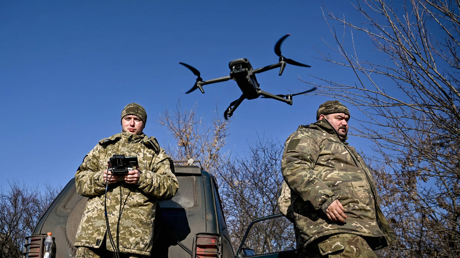 Ukrainische Soldaten steuern eine Drohne (Archivbild): Russische Militärblogger kritisieren deren Erfolge.