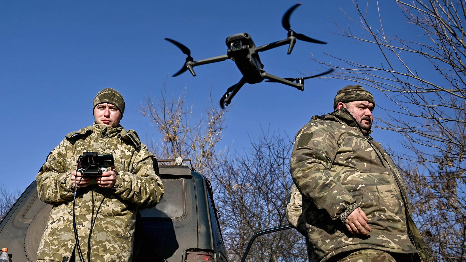 Ukrainische Soldaten steuern eine Drohne (Archivbild): Russische Militärblogger kritisieren deren Erfolge.